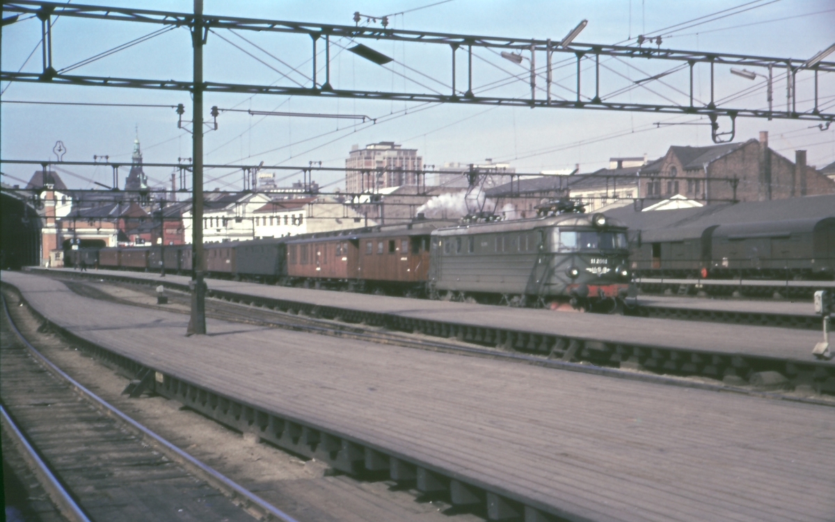 Elektrisk lokomotiv type El 11 med påsketog på Oslo Ø. Fremst i toget en finkevogn, dvs. vogn med dampkjel som leverer varme til toget. Toget var således på vei til en bane uten elektrisk drift.