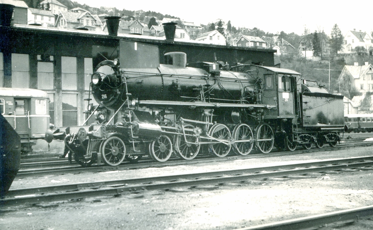 Damplokomotiv type 26a 216 på Marienborg verksted i Trondheim. Lokomotivet har trolig vært inne til revisjon.