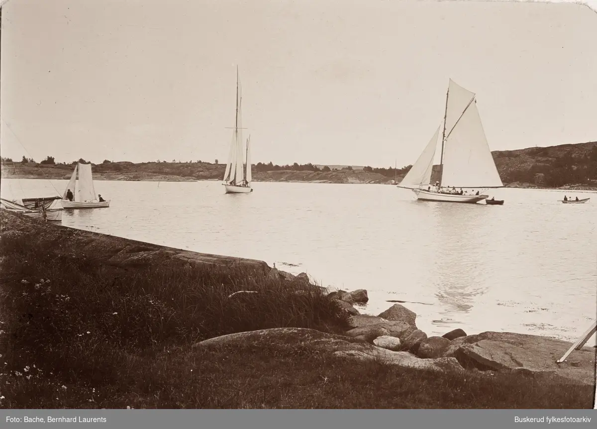 Bachfamilien ved landstedet på Tjøme
tre seilbåter i fint driv i Røssesund
1915