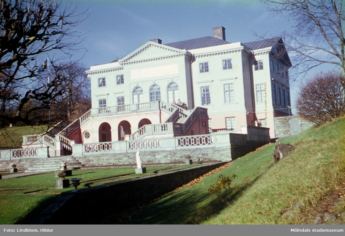 Gunnebo slotts södra fasad sedd ifrån slottsträdgården. Mölndal 1960-1970-tal.

För mer information om bilden se under tilläggsinformation.