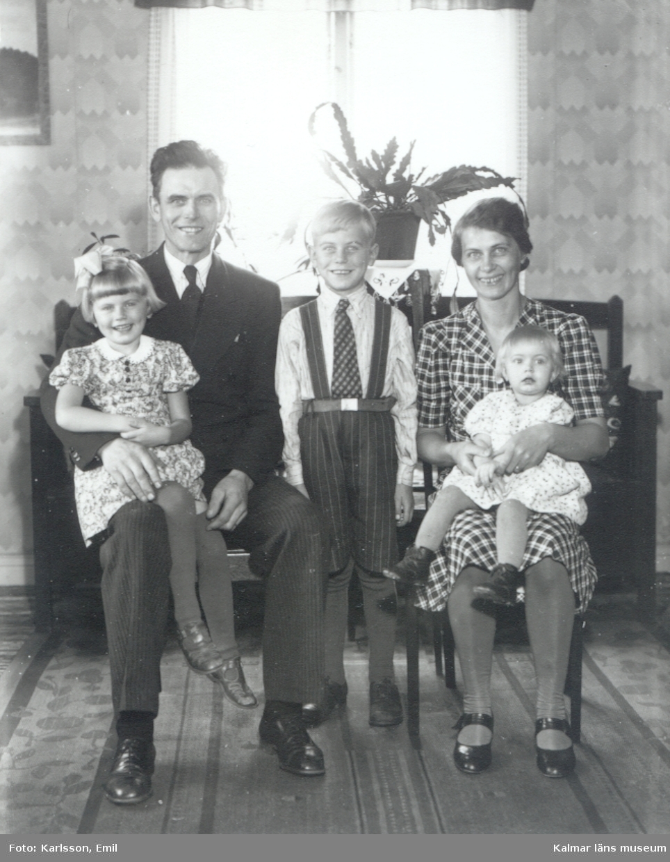 Karl-Gunnar Nilsson med maka Ebba Gördis Maria, sonen Karl Sören samt döttrarna Haga Maria gift Westin samt Gudrun Gördis Kristina gift Vikland.