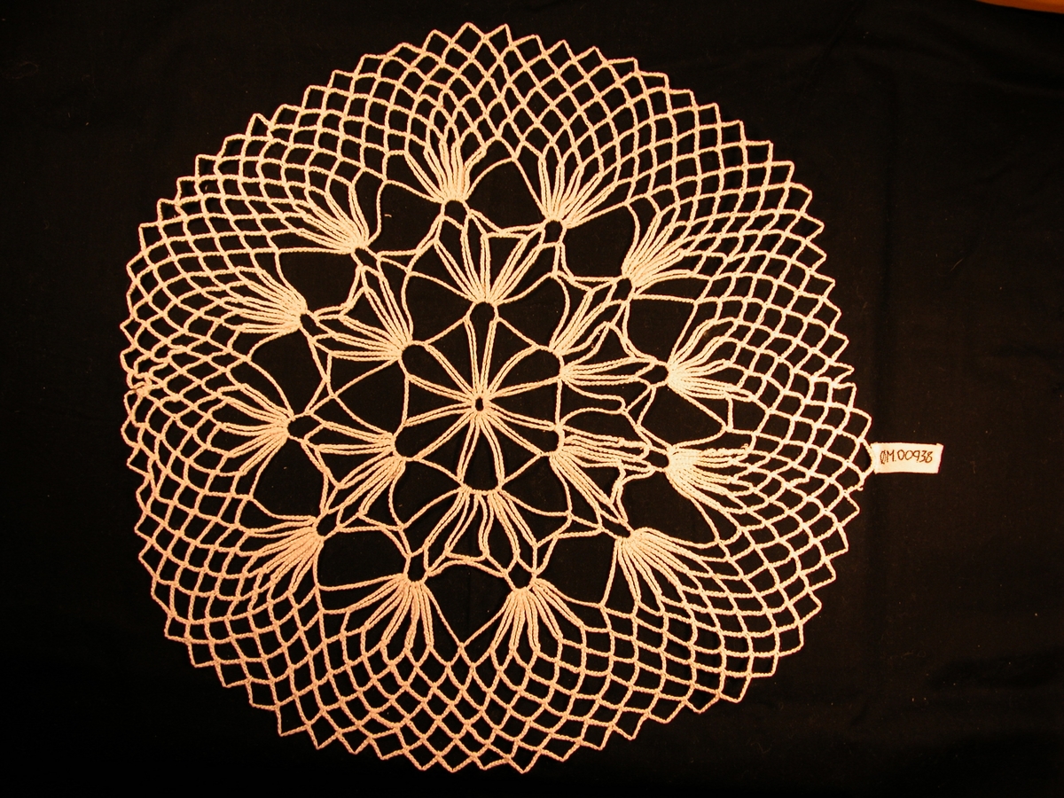 To rader med "hand-liknande" mønster. Rutemønster i kanten.