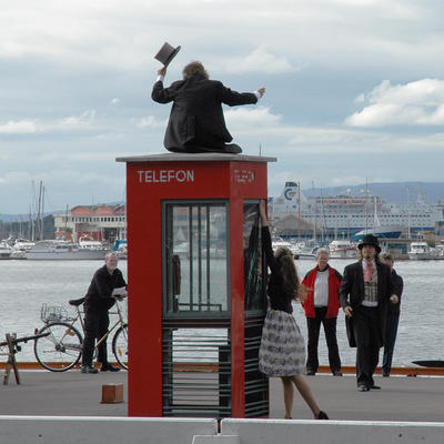 Røde telefonkiosker. Akershuskaia i Oslo 001 (Foto/Photo)