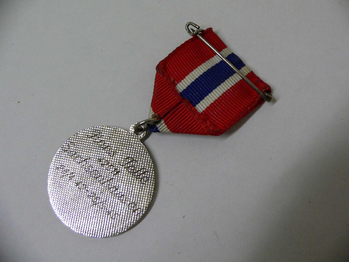 Monogrammet til kong Haakon den sjuande inni bokstaven V
