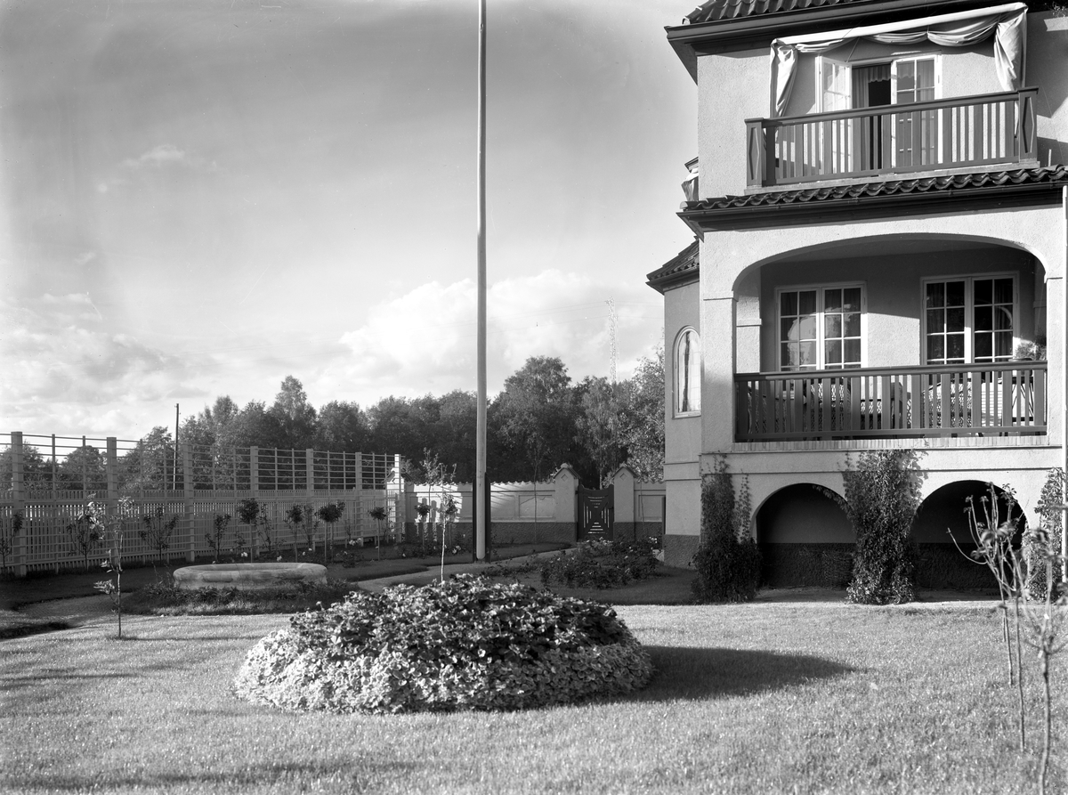 Villa på Sandgrundsgatan 3 på en bild tagen åt dåvarande ägaren John Löfberg, en av bröderna Anders, John och Josef som startade kolonialvaruimport av bl a kaffe år 1906. Bilden från ca 1930.