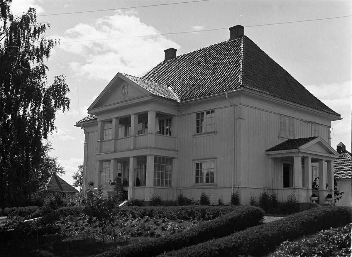 Valhøi, David og Helene Seierstads villa (nå Meierigata 13) på Lena.