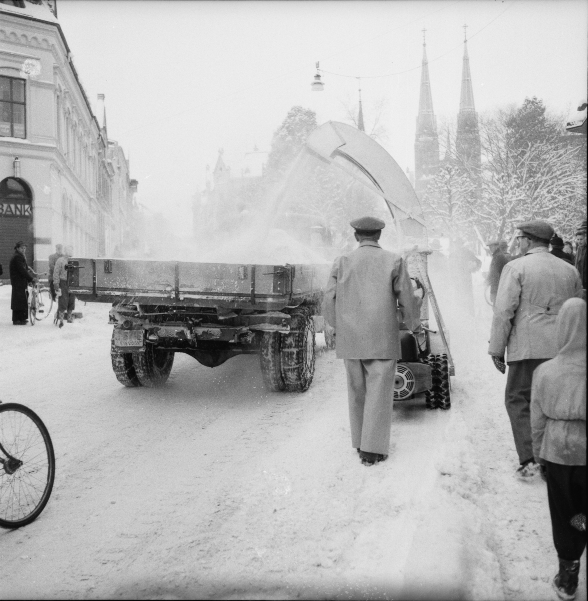 Vardens arkiv. "Snøfreser i aksjon i Skiens gater"  18.02.1954