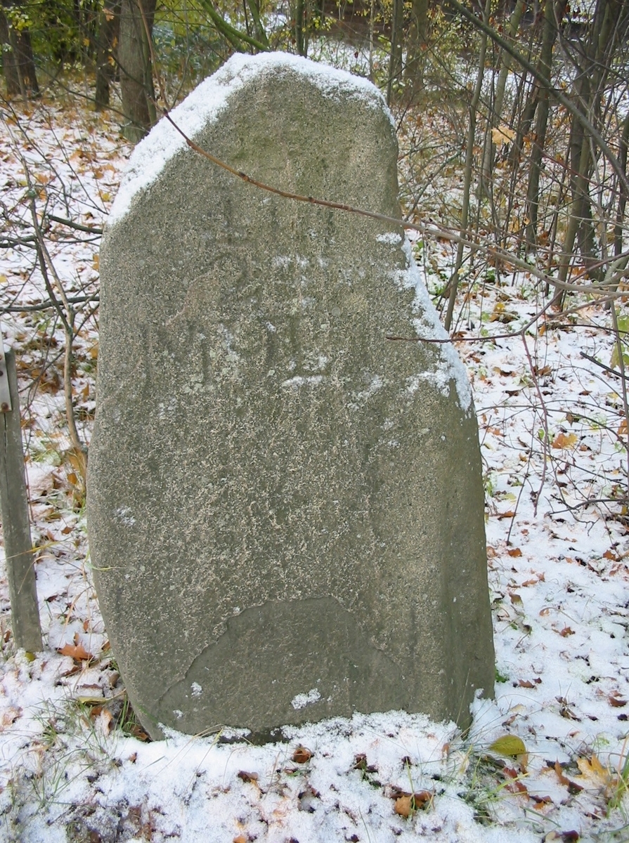 Halvmilstolpe i sten från 1680. På baksidan: ”Per Brahe. C:I:  X  1680”