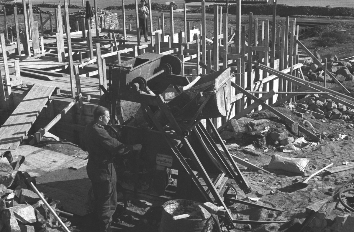 Gjenreisning. Grunnmuren til et hus støpes i Honningsvåg. 1946/47.