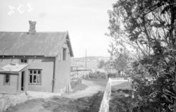 Skadet hus etter den første sprengbomben på Dale, 28. april 