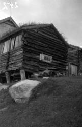 Gammel kornlåve på fjellgården Svisdal, i laftet tømmer og m