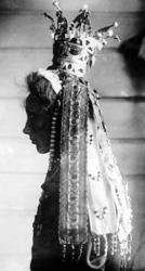 Portrett av ei kvinne i siluett, iført brudekrone og band. D