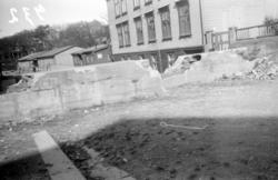 Et sementbrystvern, bygget av tyskerne under krigen, tvers o