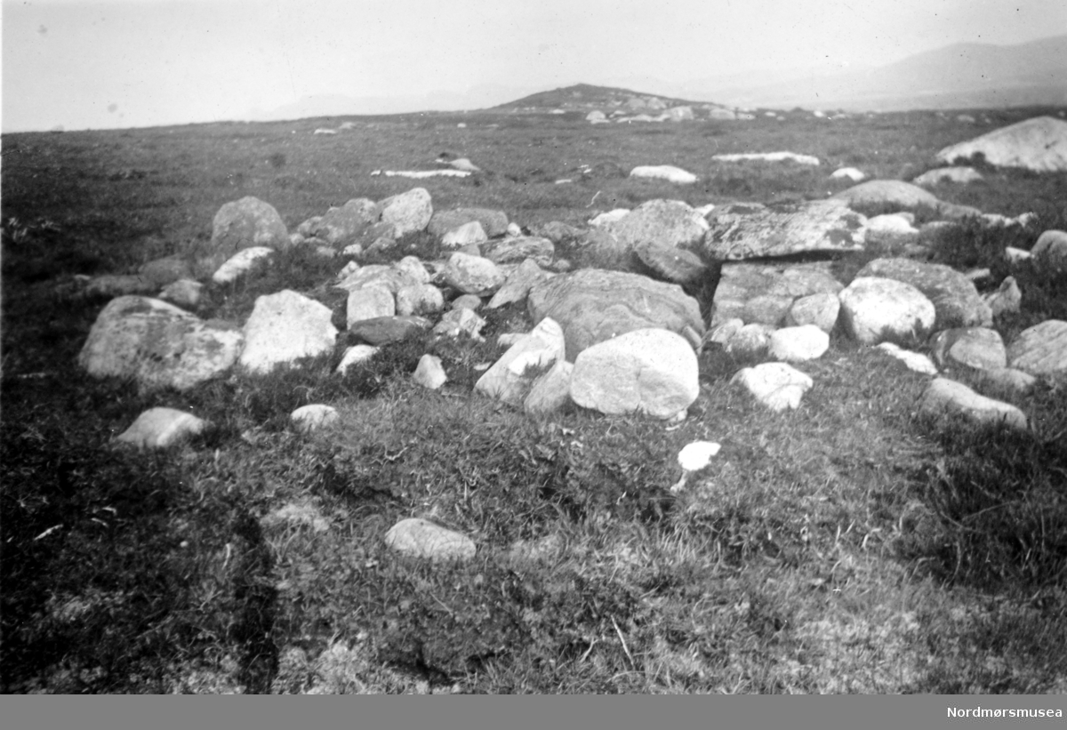 Bilde av en gammel gravrøys på Valen, Edøy, med et gravkammer. Se Yderstads notater Nr. 1. Bildet er datert Juni 1948, og trolig den 16. i den måneden. Nordmøre Museums fotosamling