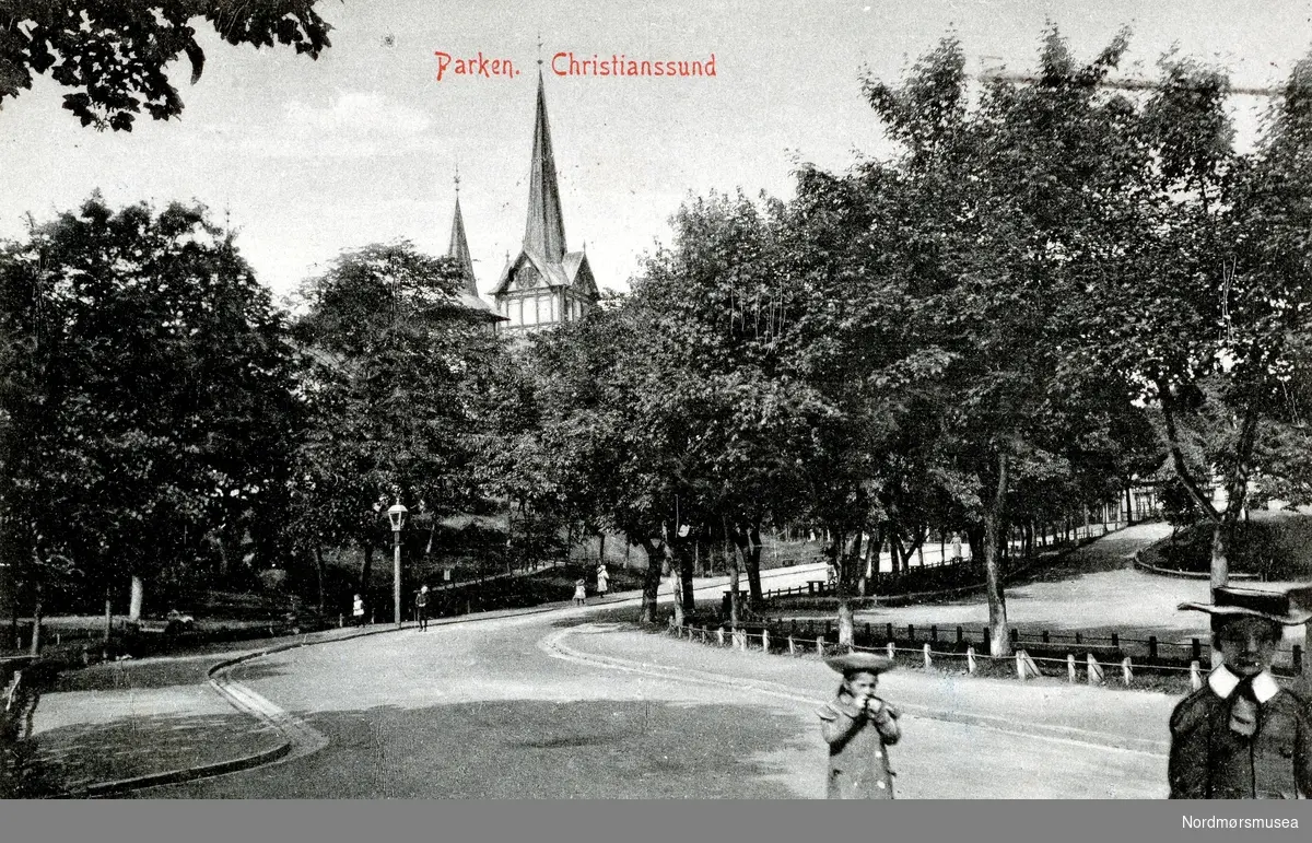 Postkort:   ";Parken.  Christianssund";. Bilde av
  Nedreparken og Kirka fra 1878 på Lyhshaugen.  Til venstre utenfor bildet den Høyere skole. (Fra Nordmøre Museum sin fotosamling.) /Reg:EFR2013/




