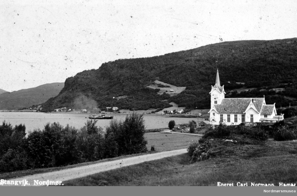 Postkort ";Stangvik. Nordmør."; Bygda Stangvik med Stangvik kirke. (Frå Nordmøre Museum si fotosamling)
