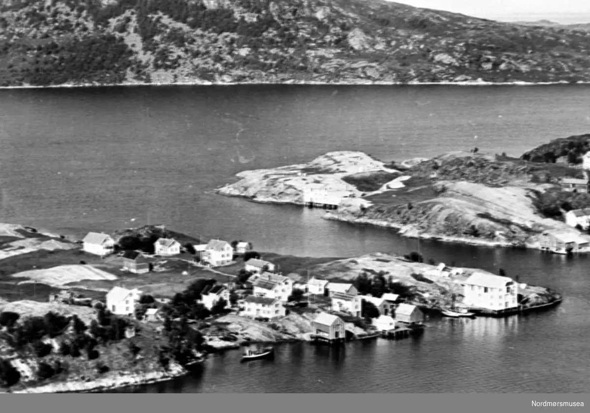 Flyfoto over Brattøy og Flatøya.

Bilde fra fotoinnsamlinga i Frei kommune 1978-79. Innsamla av Freielever på Nordlandet ungdomsskole og registrert av Ingrid Brattøy. Fra Nordmøre Museum sin fotosamling.