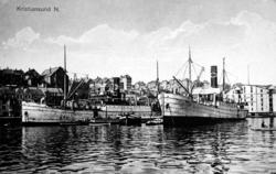 Postkort: ";Kristiansund N."; Foto av to frakteskip i Johnse