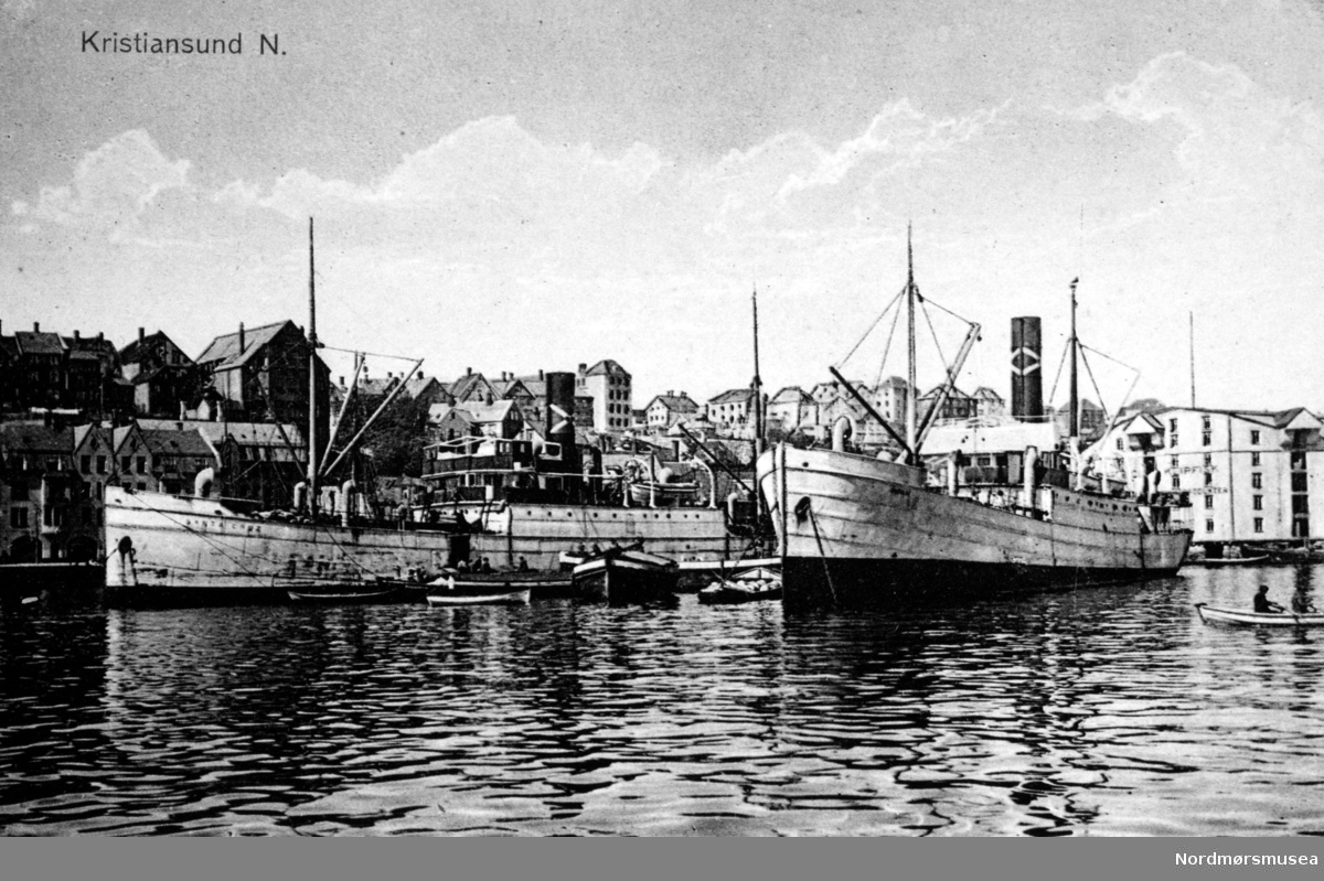 Postkort: ";Kristiansund N."; Foto av to frakteskip i Johnsenhuken. Antageligvis av utenlansk opprinnelse, da fartøyet til venstre trolig bærer navnet ";Santa Eniz";. Datering er ukjent, men trolig omkring 1910 til 1929. Fra Nordmøre museums fotosamlinger. /Reg:EFR2013/
