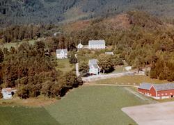 Flyfoto fra Gyl i Tingvoll kommune. På bildet ser vi skolen 
