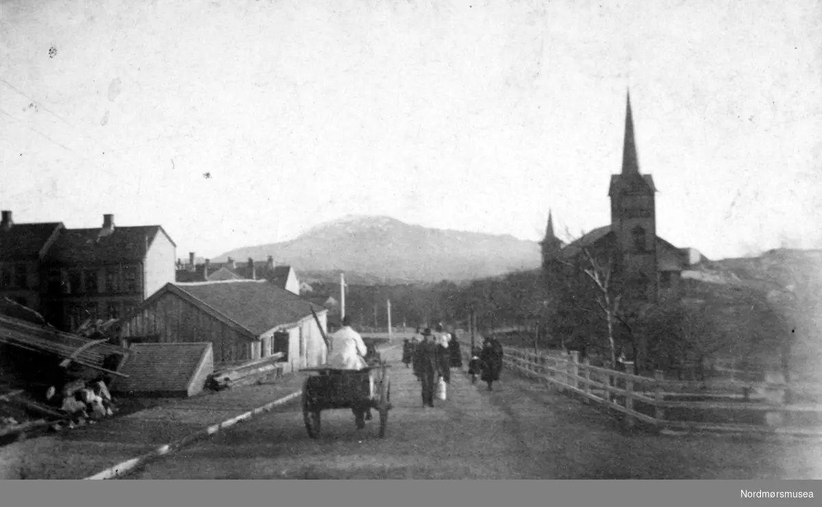 Langveien ca. 1880.  Kirken fra 1878.  Bedehuset 1881.  Står skrevet bak på bildet.  Fotoet er tatt mellom disse tidspunkt. (Fra Nordmøre Museums fotosamlinger)