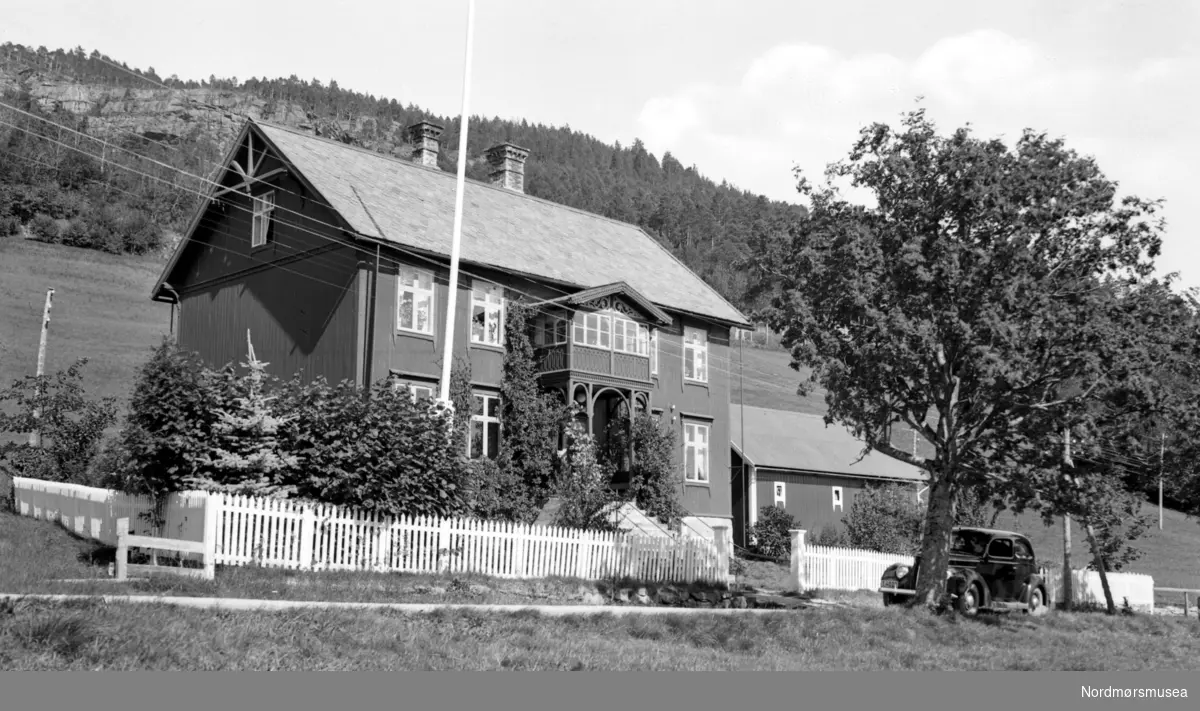 Stangvik Sparebank, i Stangvik, Kvanne, Surnadal kommune. Fotograf er Georg Sverdrup, og datering er 1939. Se KMb-1987-005.5560. Fra Nordmøre Museums fotosamlinger.
