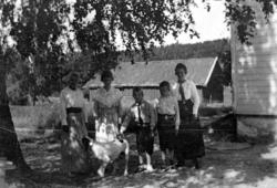 Foto av tre kvinner, hvorav hun ytterst til høyre er trolig 