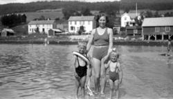 En kvinne og to barn som er ute å bader. Trolig fra Sverdrup
