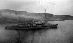 Foto av et større dampskip, trolig på vei ut Sørsundet i Kri