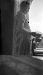 Kvinnen på bildet er trolig Ellen Orø, som var husholderske 