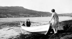 Foto av tre gutter ombord i en robåt. Trolig fra Sverdrupfam