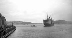 En stor passasjerbåt har lagt fra kai i Kristiansund og er p