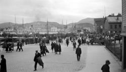 Vågeveien en helg, hvor ukependlerne er på vei hjem med rute