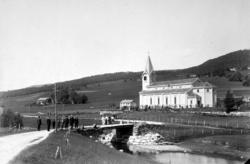 Foto fra Nesset kirke i Eidsvåg, Nesset kommune. I forgrunne