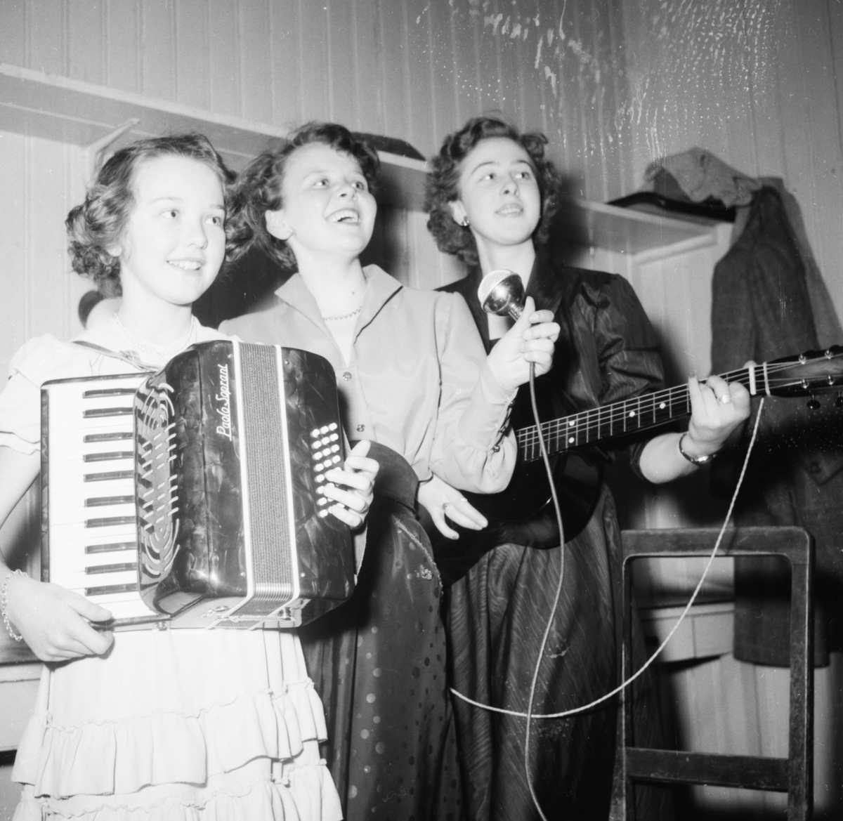 Vardens arkiv. "Byforeningen i Festiviteten. B.la. Lommeruds orkester"  17.02.1954