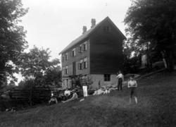 Foto fra et våninghus oppe i en skråning, hvor vi ser en rek