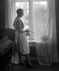 Mulig dette er Ellen Orø, hushjelp hos Georg Sverdrup i en å