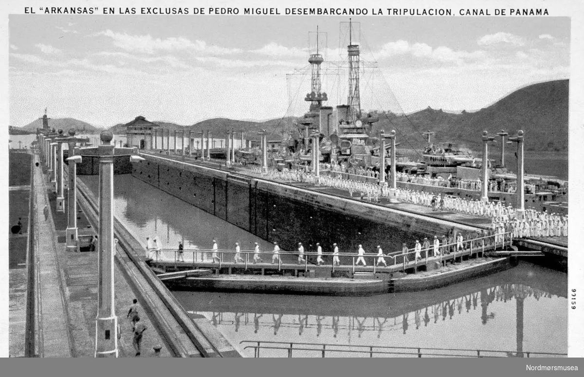 ";853. U.S.S. ";Arkansas"; in
Pedro Miguel Locks, showing sailors getting shore leave. Panama canal. Fotograf og datering er ukjent. Fra Nordmøre Museums fotosamlinger.
