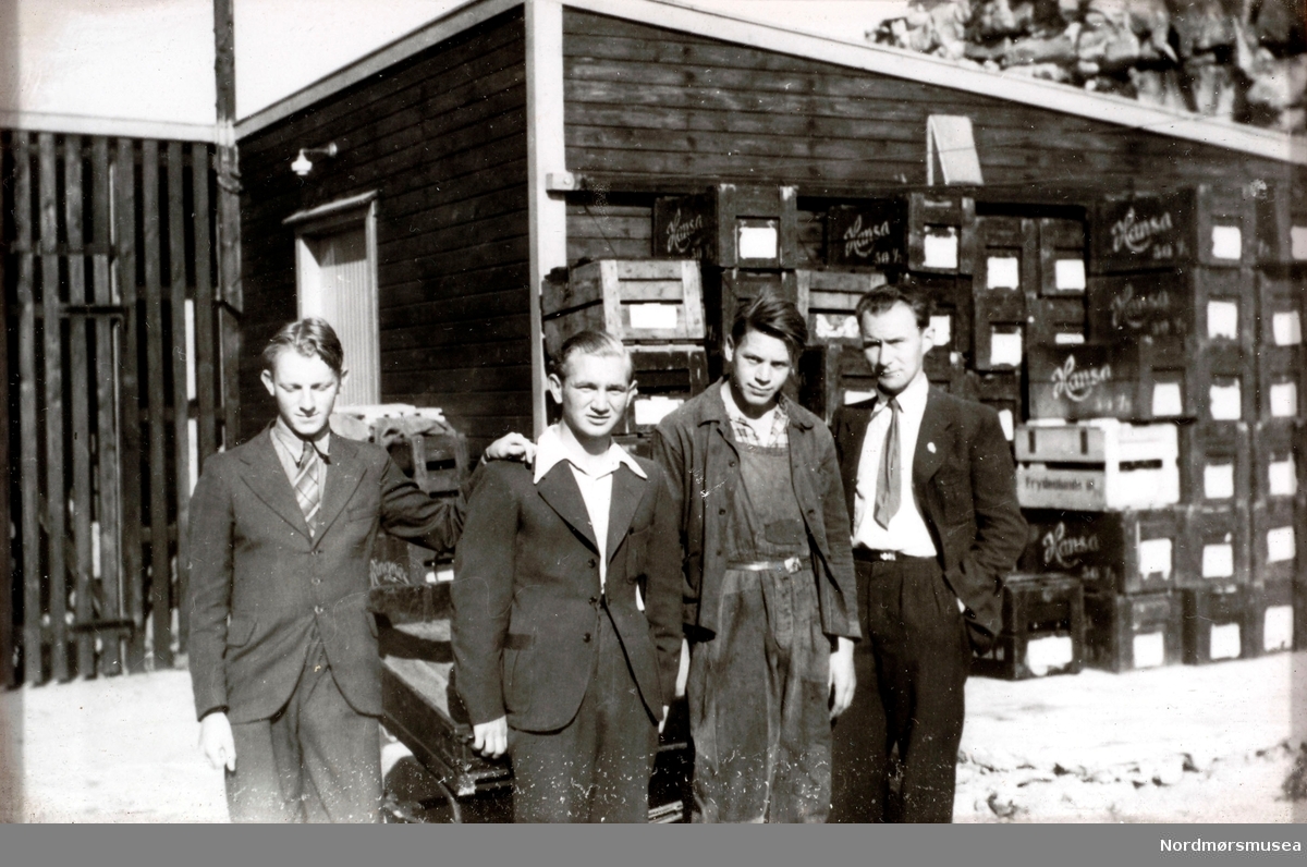 Fire unggutter på 1940-tallet utenfor øllageret til Hans Chr. Dahl på Nykaia på Kirkelandet i Kristiansund. Fra venstre: ukjent,
Trygve Aas Olsen,
ukjent, Sogge.
 Firmaet drev da i midlertidige lokaler etter tyskernes bombing av Kristiansund i 1940.(Fra Nordmøre Museums fotosamling.)
