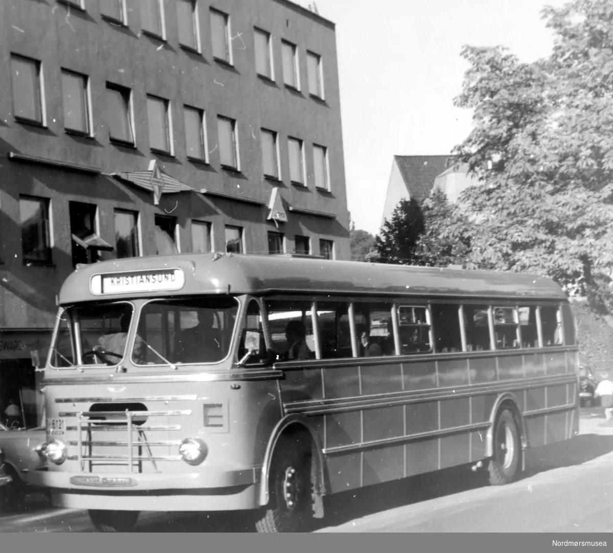 Bussen er registrert T-6121 og var en Scania-Vabis B71 personbuss med 39 sitteplasser. Karosseriet ble levert av Vestfold Bil og Karosseri (VBK). Bussen er 1956-modell (registrert 11 oktober 1956). Bussen var i bruk til 1970. Det var Kristiansund Frei Billag som hadde bussen i trafikk. Bildet er derfor tidligst fra høsten 1956. (Info: Sveinung Berild - 15.10.2016)  en av de lokale rutebussene i Kristiansund. Her i Trondheim? Fra Nordmøre museums fotosamlinger.