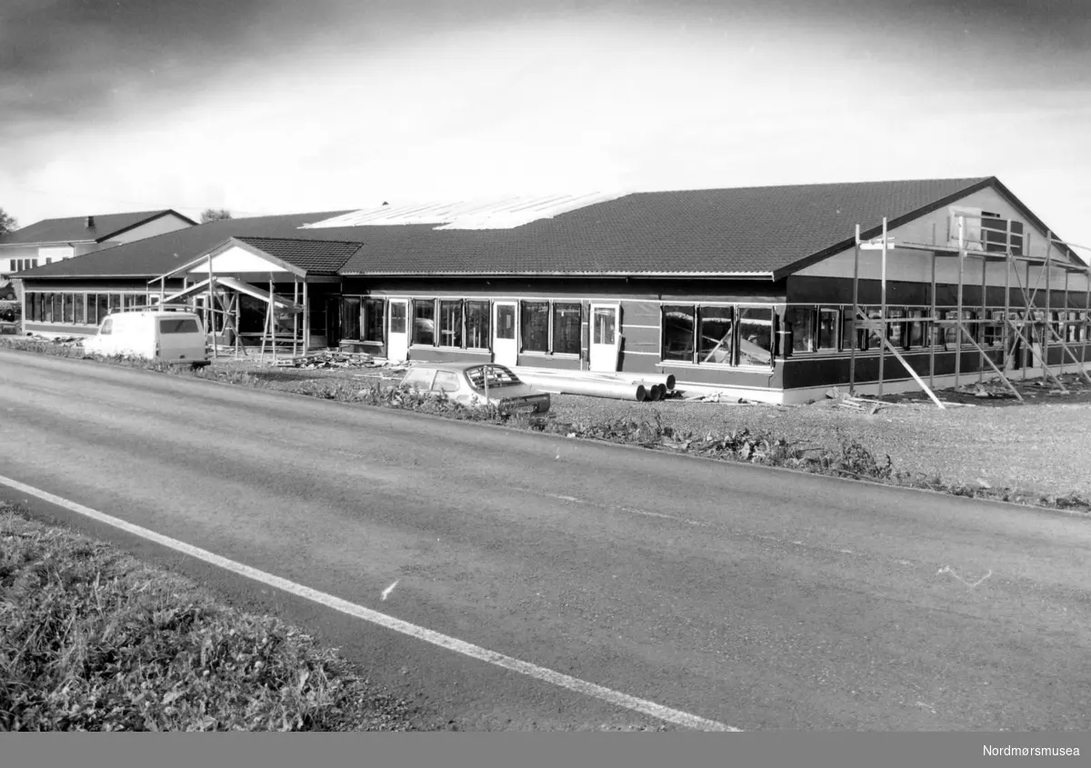 Trolig kjøpesentret på Kårvåg i Averøy kommune, som her er under bygging. Fra Nordmøre museums fotosamlinger. Reg: EFR
