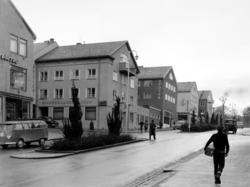 Fra Kaibakken hvor vi finner Olaf Grimsmo's foretning helt y