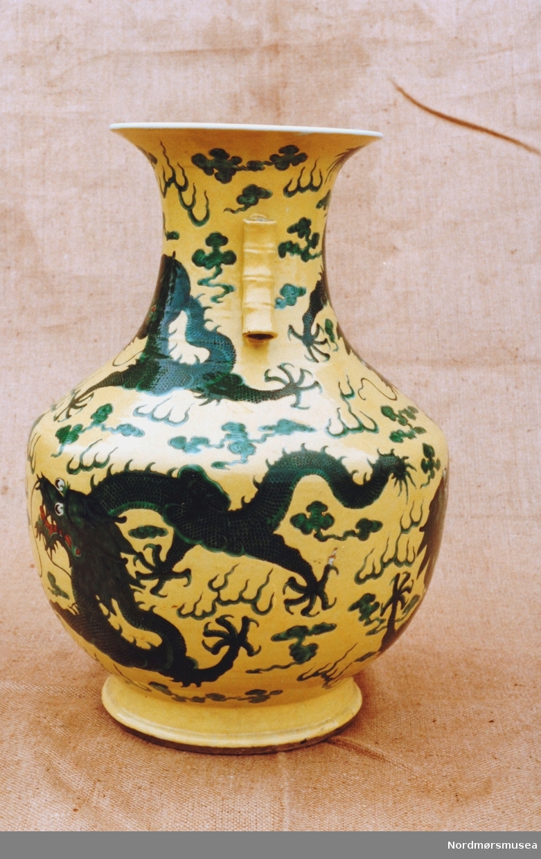 Gjenstandsbilde fra Nordmøre Museums samlinger, hvor vi ser en vase med kinesisk dragemotiv. Ukjent datering. Fra Nordmøre Museums fotosamlinger. Reg: EFR
