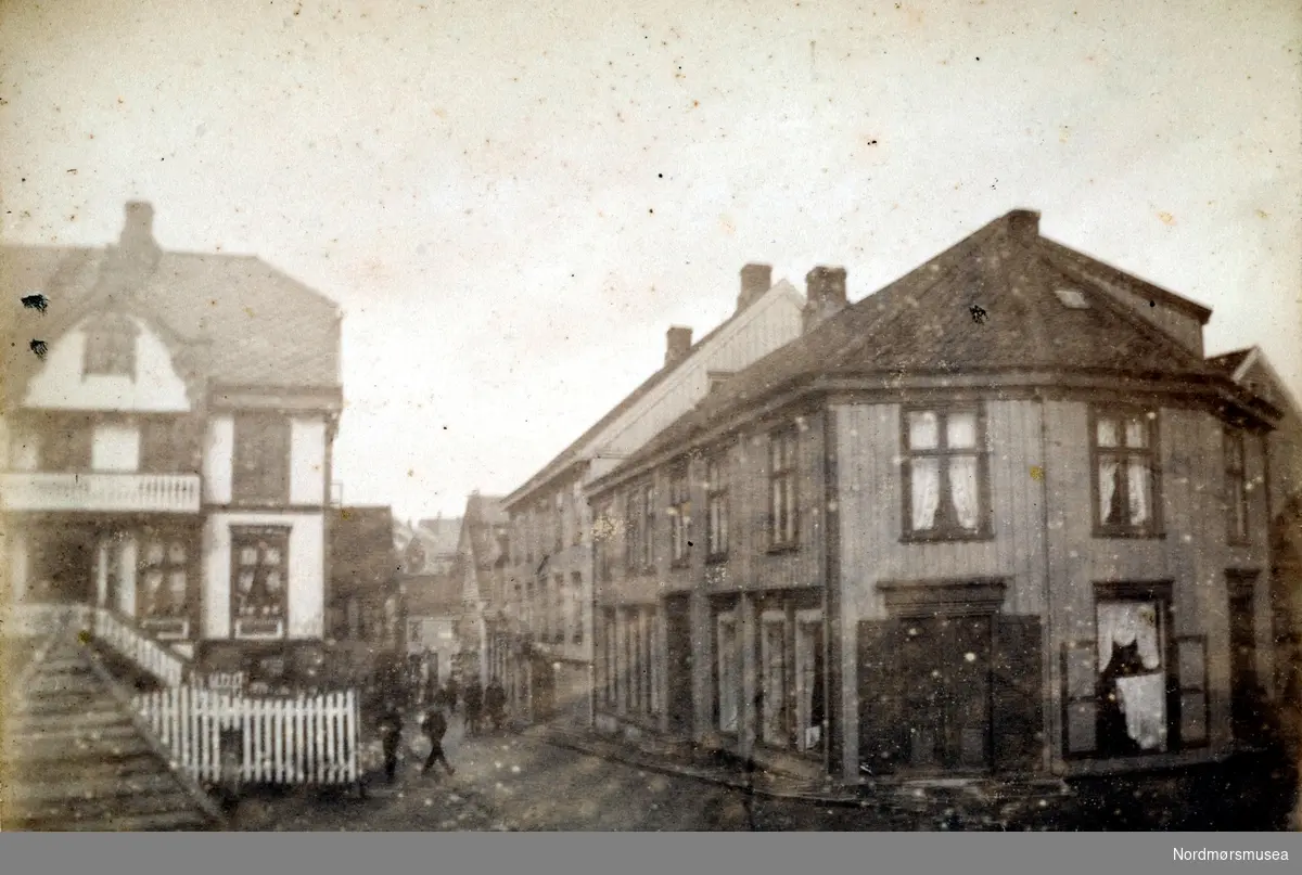 Et bilde fra Torvgata, som ledet til Torget på Kirkelandet i Kristiansund. På hver side av gaten ser vi bolighus, med barn ute i Torvgata. Fra Nordmøre Museums fotosamlinger.