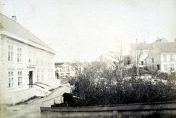 "Staldbakken". Foto med deler av bebyggelsen i Vågen på Kirk