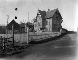 Foto av en flott villa i sveitserstil på St. hanshaugen og n