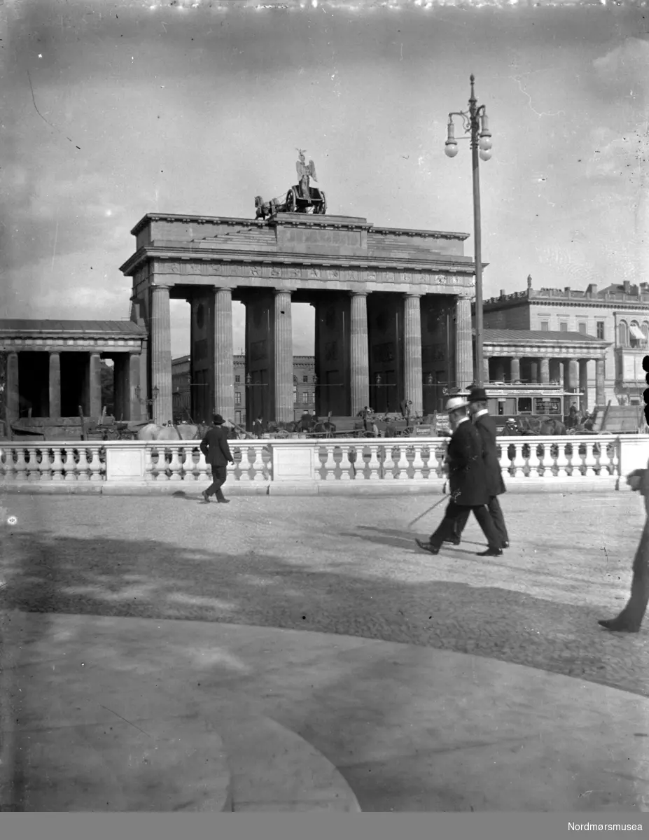 Foto fra Branderburger Tor i Berling og Tyskland. Det er ukjent når bildet er tatt, men trolig omkring 1920 til 1939. Fra Nordmøre museums fotosamlinger. EFR2015
