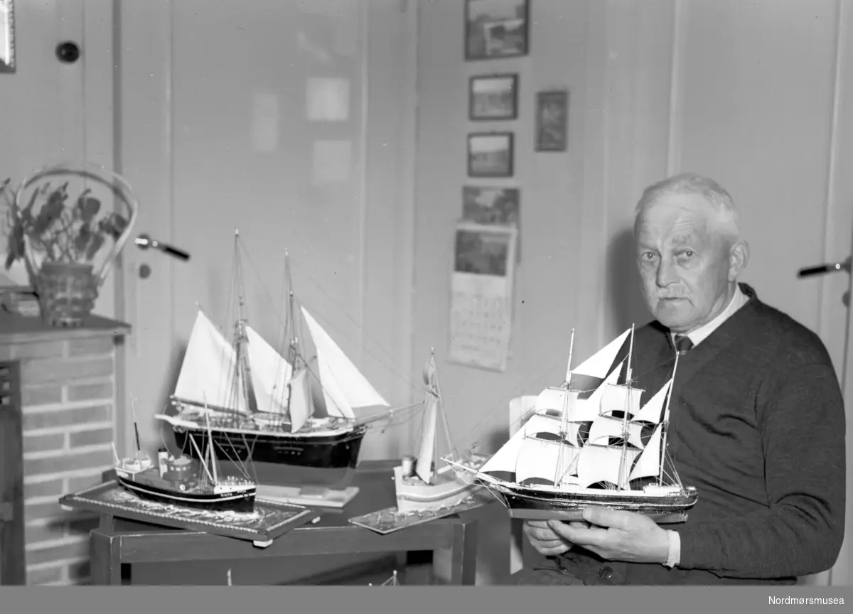 En mann med seilskutemodeller. pensjonist, hobby, sjømann, maritim.  Fra Nordmøre Museum sin fotosamling, Williamsarkivet. EFR2015