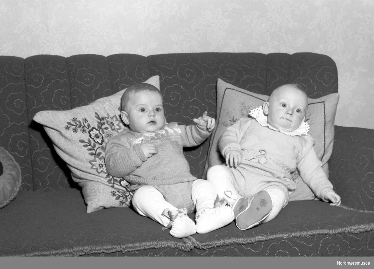 Foto av to babyer. Fra Nordmøre Museum sin fotosamling, Williamsarkivet. EFR2015
