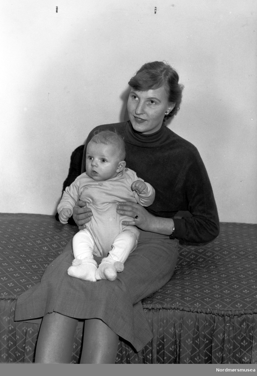 Portrett av mor og barn. Fra Nordmøre Museum sin fotosamling, Williamsarkivet. EFR2015
